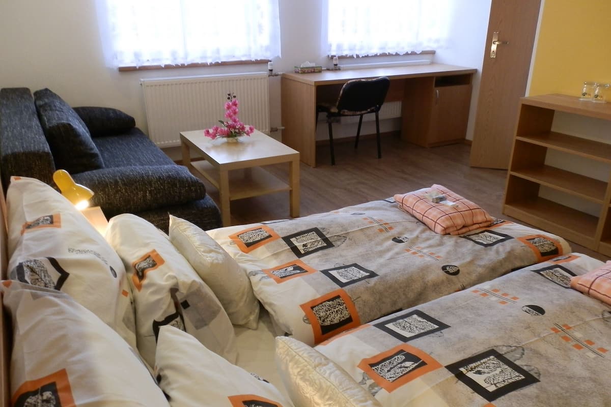 Habitación triple estándar | Camas con pillow-top, escritorio, cortinas blackout y insonorización