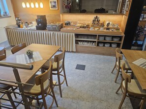 Café da manhã feito na hora todos os dias mediante uma taxa