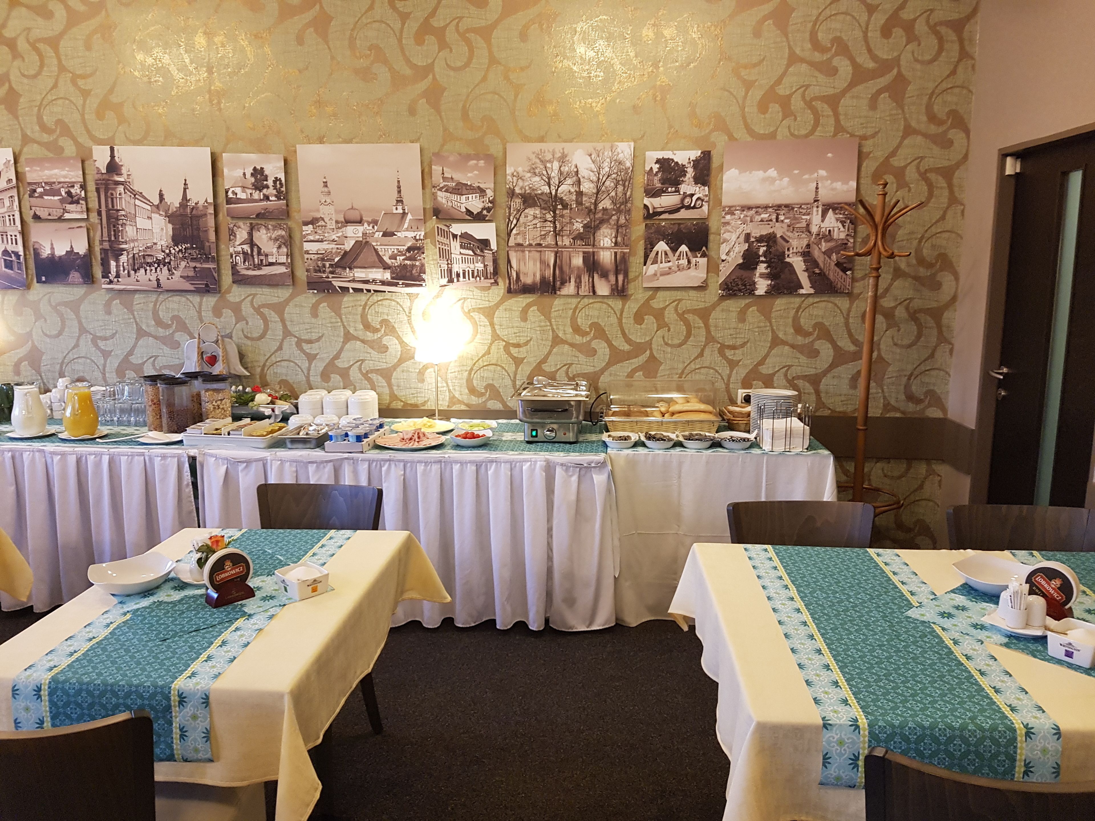 Daily cooked-to-order breakfast (CZK 170.00 per person)