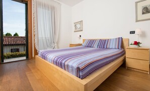 Appartement Confort, 2 chambres, terrasse | Coffres-forts dans les chambres, bureau, chambres insonorisées