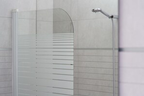 Deluxe Double Room, Garden View | Bathroom shower