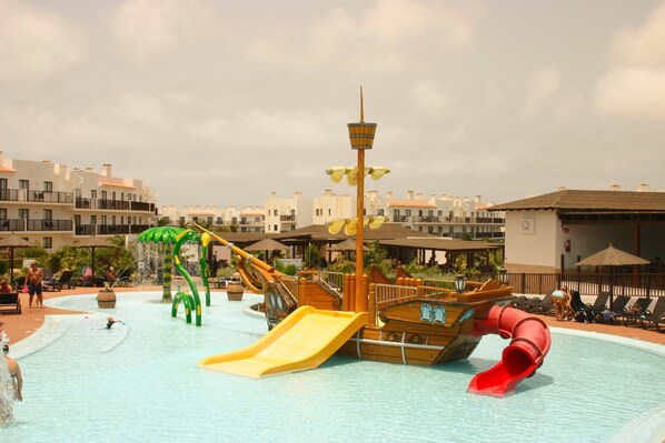 3 piscines extérieures