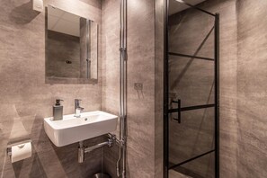 Douche, serviettes fournies