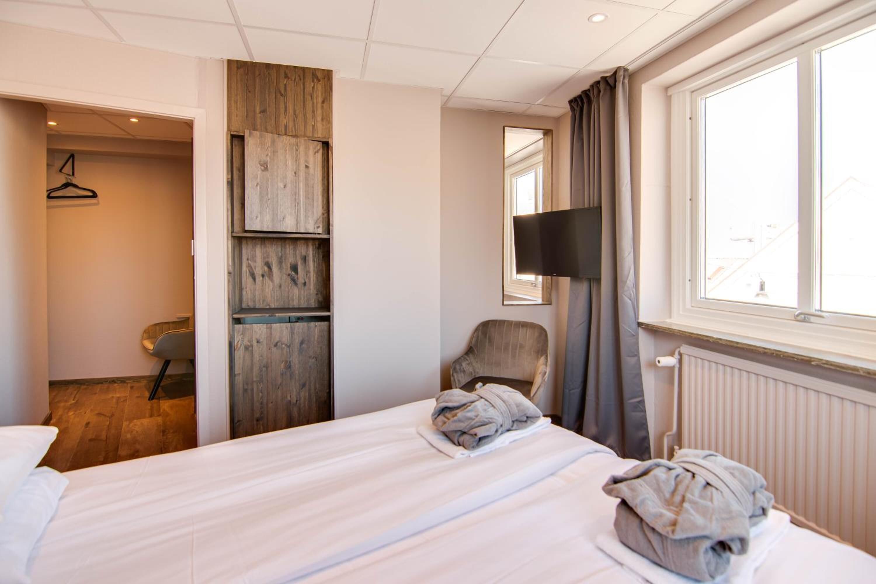 1 bedroom, premium bedding, blackout curtains, soundproofing