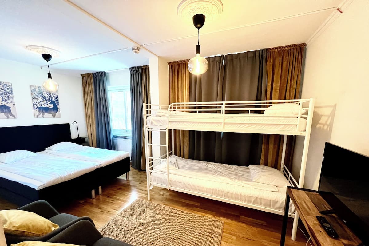 Firemannsrom – standard | Sengetøy av topp kvalitet, blendingsgardiner og lydisolert