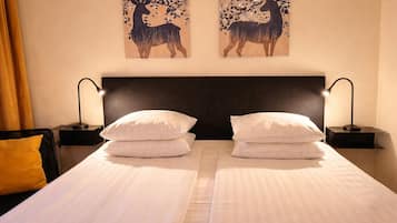 Habitación doble estándar | Ropa de cama de alta calidad, cortinas blackout y insonorización