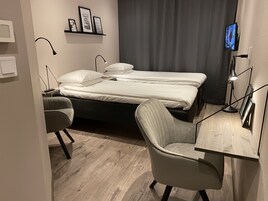 Habitación Confort con 2 camas individuales | Ropa de cama de alta calidad, cortinas opacas, sistema de insonorización