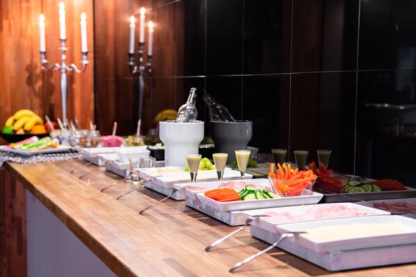 Petit déjeuner buffet (140 SEK par personne)