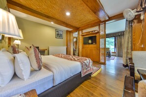 Family Suite, 1 Bedroom, Non Smoking, Garden View | Peralatan tempat tidur premium, gebar bulu kapas, tilam berlapik 