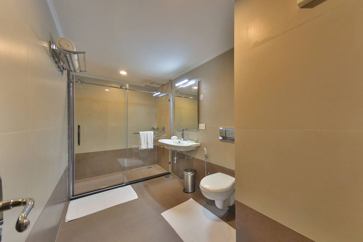 Premier Room, 1 Bedroom, Non Smoking, Garden View | Bathroom shower