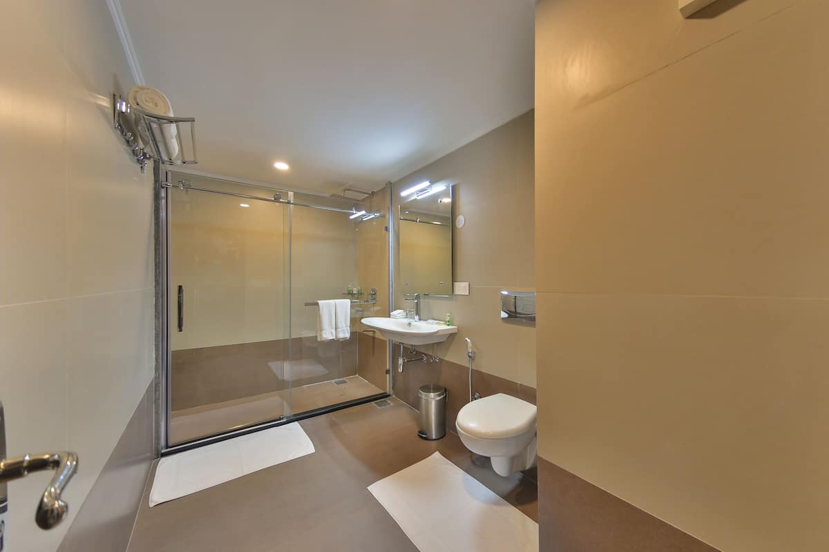 Premier Room, 1 Bedroom, Non Smoking, Garden View | Bathroom shower