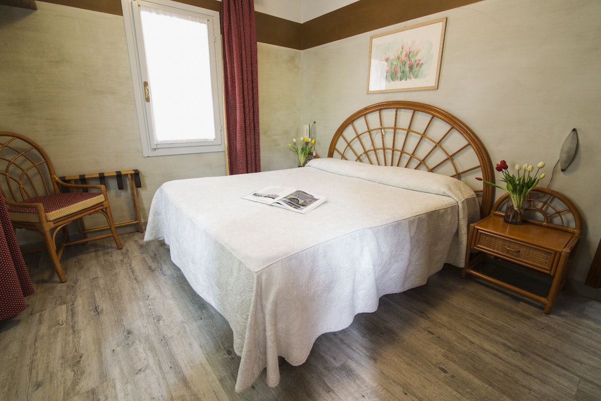 Classic Double or Twin Room | In-room safe, desk, WiFi (free)