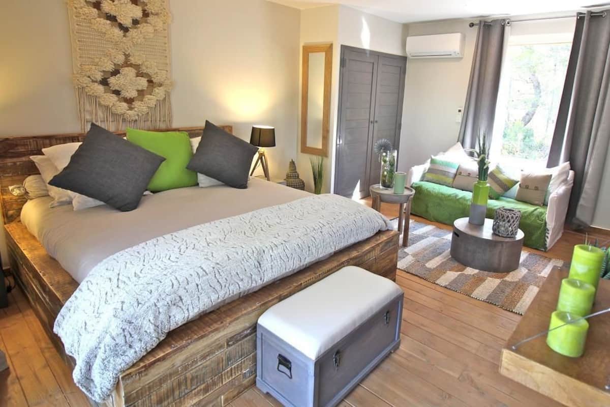 Double Room (Ardoise) | Egyptian cotton sheets, pillow-top beds, minibar, desk