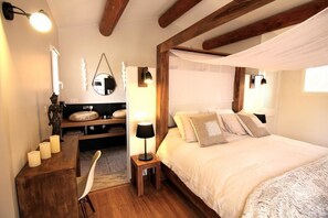 Chambre double (Teck) | Draps en coton égyptien, lit avec matelas à plateau-coussin, minibar