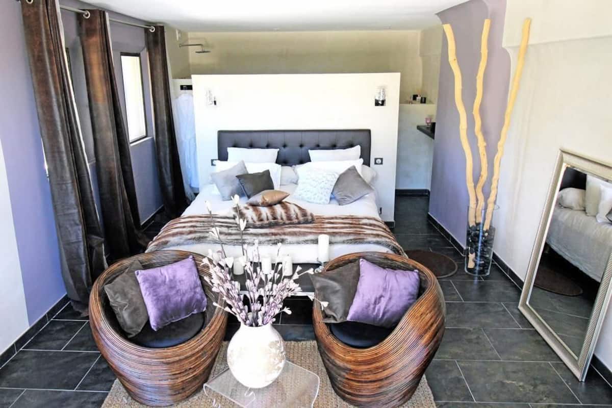 Double Room (Cuir) | Egyptian cotton sheets, pillow-top beds, minibar, desk