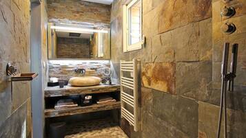 Double Room (Ardoise) | Bathroom | Shower, hydromassage showerhead, free toiletries, hair dryer