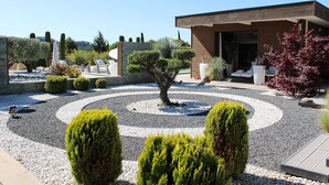 Outdoor wedding area - Mas des cigales (Orgon)