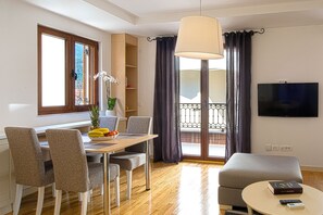 Classic Apartment, 1 Bedroom | In-room dining