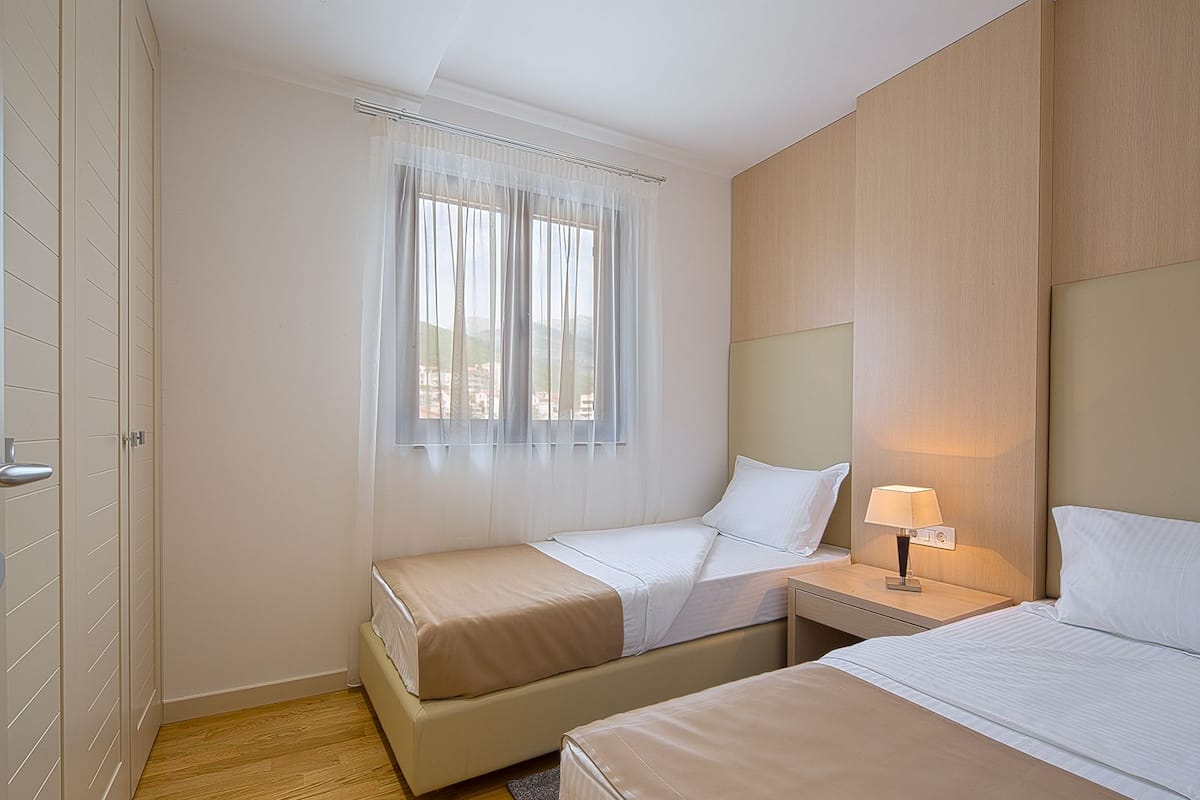 Apartamento conforto, 2 quartos | Cofres nos quartos, ferros/tábuas de passar roupa, Wi-Fi de cortesia