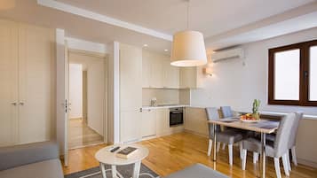 Classic Apartment, 1 Bedroom | Ruang tamu | TV skrin rata