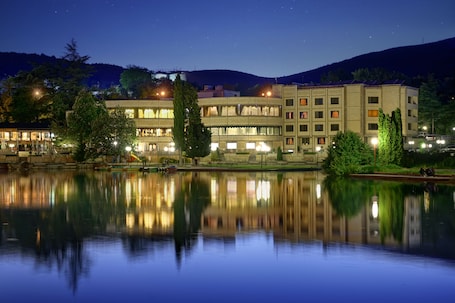 Front of property – evening/night. Park Hotel Stara Zagora