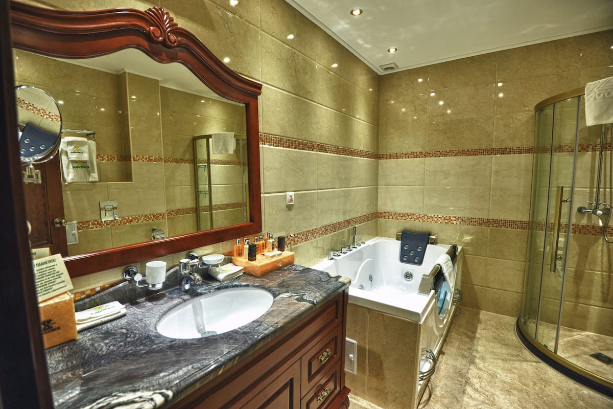 apartment, 1 bedroom | bathroom | deep-soaking bathtub, rainfall showerhead, free toiletries, hair dryer