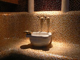 Tratamentos faciais, manicure e pedicure