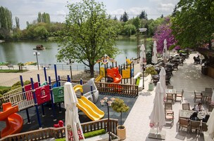 Área de juegos infantiles al aire libre