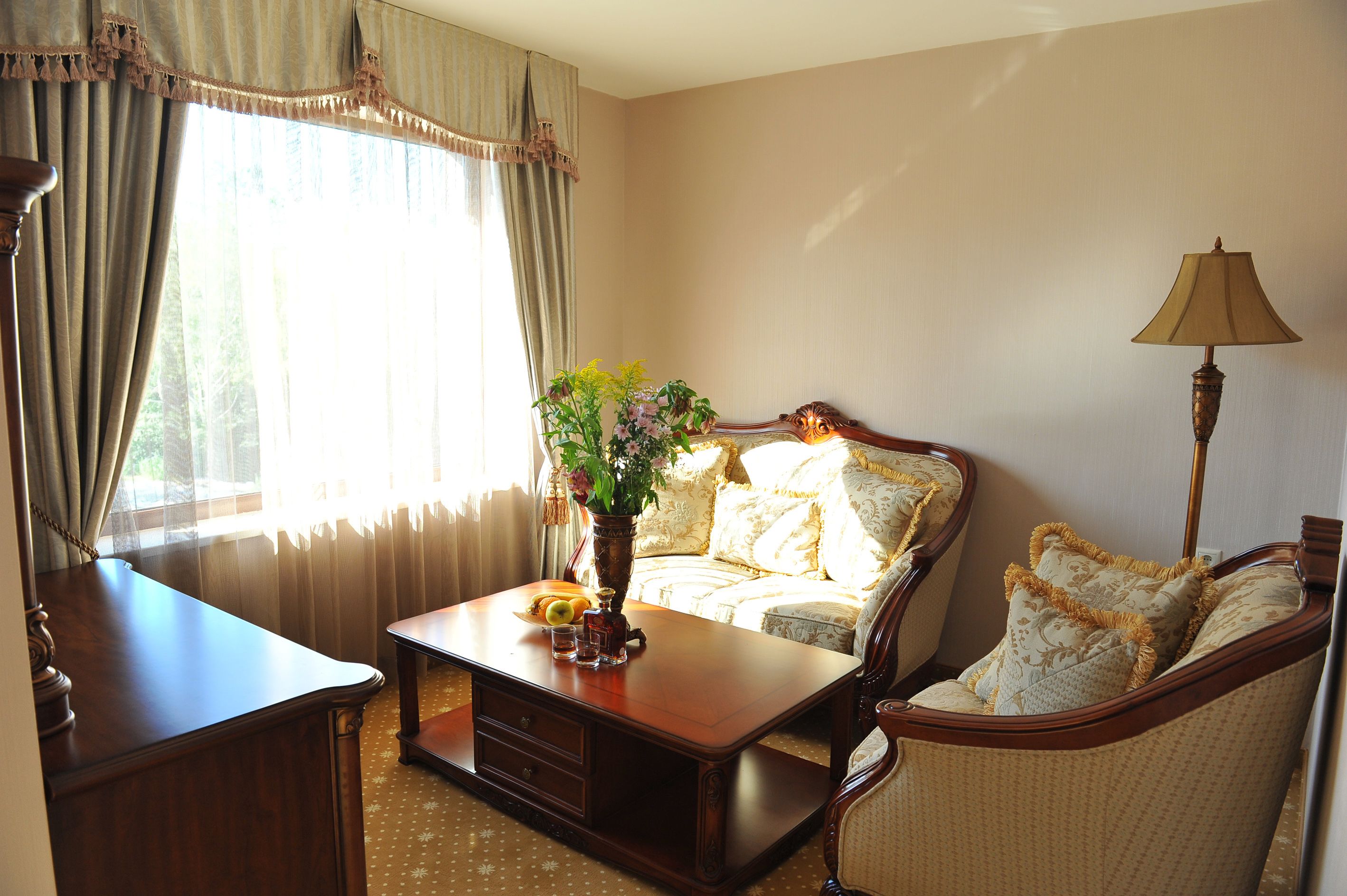 double or twin room | living area | flat-screen tv