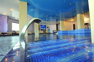 Piscina interna, espreguiçadeiras