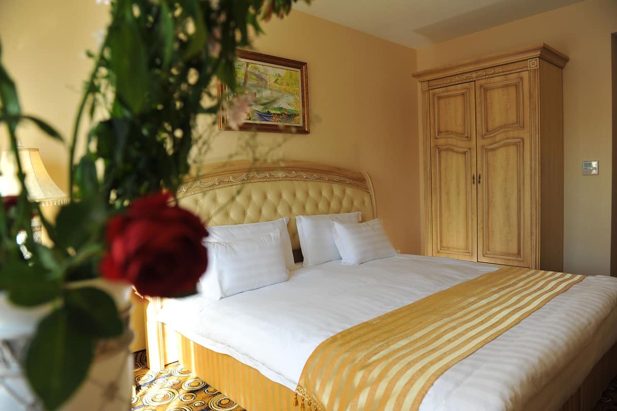 Double or Twin Room | Minibar, in-room safe, desk, soundproofing