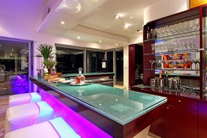 Villa, 5 Schlafzimmer, eigener Pool | Wohnbereich | Flachbildfernseher