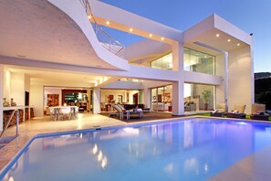 สระว่ายน้ำกลางแจ้ง