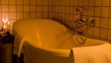 Suite Romantis, 1 Tempat Tidur King, balkon, pemandangan gunung | Kamar mandi | Kombinasi shower/bathtub, bathtub besar,  dan perlengkapan mandi gratis