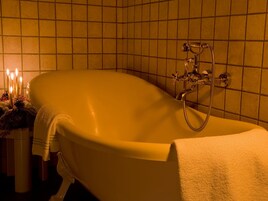 Bañera con ducha, bañera profunda, artículos de tocador gratuitos