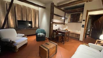 Family Suite | 1 bedroom, hypo-allergenic bedding, minibar, in-room safe