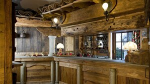 Una cocina rústica con vigas de madera, encimera de piedra y ventana con vistas.