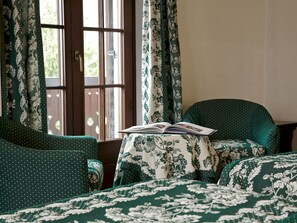 Deluxe Double Room | Living room | Flat-screen TV - Hotel Milleluci (Aosta)