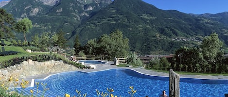 Piscina stagionale all'aperto, lettini