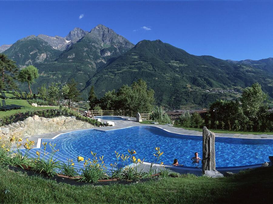 Kauden mukainen ulkouima-allas avoinna 10.00–20.00, aurinkotuoleja