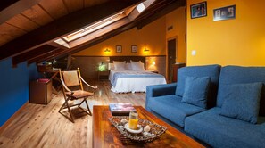 Quadruple Room (Jim Novack) | Bathroom | Shower, towels - Micro Hostal La Puerta del Perdon (Villafranca del Bierzo)