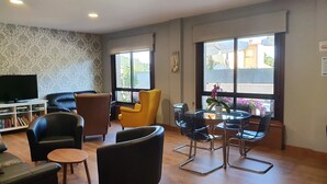 Lobby-lounge