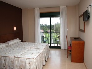 ツインルーム バルコニー | デスク、遮光カーテン、アイロン / アイロン台、ベビーベッド