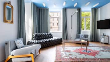 Deluxe-Apartment, 1 Schlafzimmer, Flussblick (1st.floor) | Wohnzimmer | 100-cm-Flachbildfernseher mit Kabelempfang, Fernseher