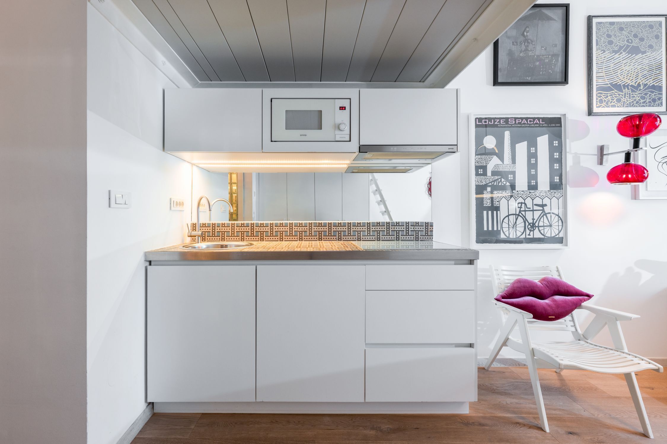 design studio, river view (1st.floor) | private kitchen | full-sized fridge, microwave, stovetop, espresso maker