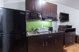 Frigorífico, microondas, placa de cocina y cafetera o tetera