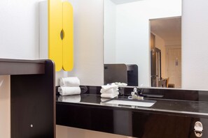 Combined shower/tub, towels - Studio 6 Bryan, TX - University Area (Bryan)