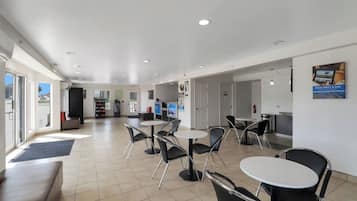 Coin salon dans le hall