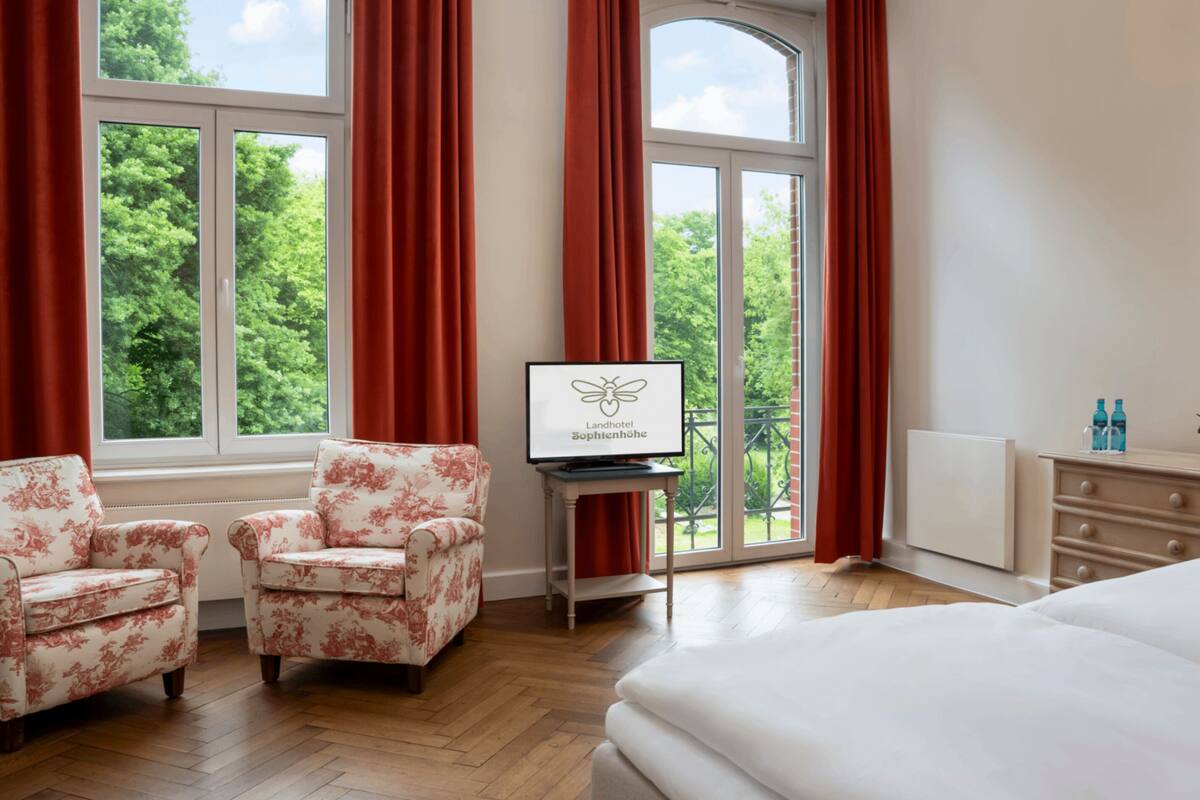 Comfort Double Room | In-room safe, desk, iron/ironing board, WiFi (free)