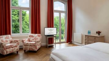 Comfort tweepersoonskamer | Een kluis op de kamer, een bureau, een strijkplank/strijkijzer